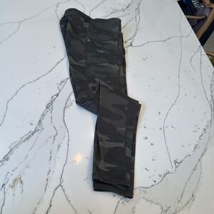Athleta camo 7/8 legging xs
